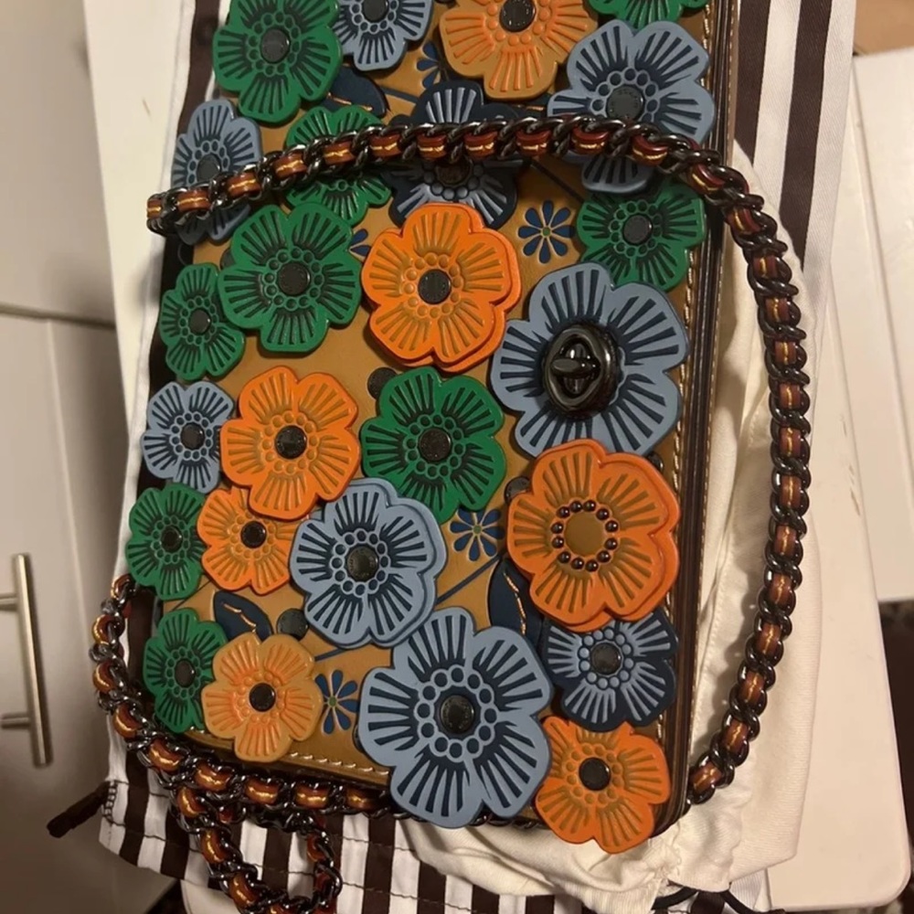 Coach Dinky with tea roses